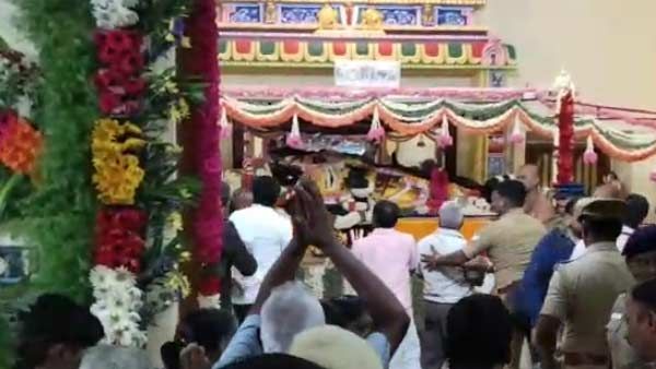 அத்தி வரதரை தரிசிக்க போலாந்து நாட்டினருக்கு அனுமதி மறுப்பு... கடும் கெடுபிடி