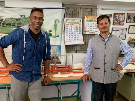 கோவை அருணாசலம் முருகானந்தத்தை சந்தித்த பிராவோ.. நாப்கின் செய்ய கற்று கொண்ட சுவாரசியம்!