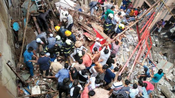 மும்பையில் இடிந்து விழுந்தது 4 மாடி கட்டடம்.. 12 பேர் பலி.. 40 பேர் சிக்கியுள்ளதால் பரபரப்பு