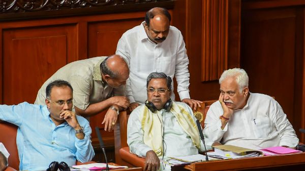 நாளை பெரும்பான்மையை நிரூபிக்கும் எடியூரப்பா.. செக் வைக்க முக்கிய கூட்டம் போடும் காங்கிரஸ்!