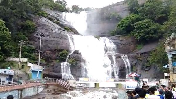 குற்றாலத்தில் குவிந்த சுற்றுலா பயணிகள்... அருவிகளில் குளிக்க தடை விதிக்கப்பட்டதால் ஏமாற்றம்