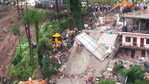 இமாச்சலில் கன மழை.. சீட்டுக்கட்டு போல சரிந்த தாபா.. ராணுவ வீரர்கள் உட்பட பலர் சிக்கினர்.. இருவர் பலி