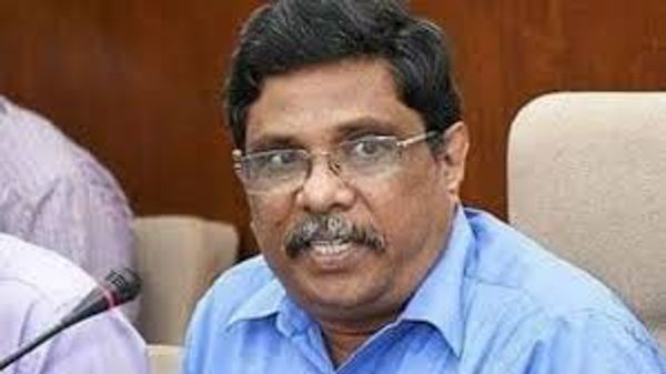 அத்திவரதர் தரிசனம்.. முதியவர்களுக்கு பழச்சாறு வரிசையில் நிற்பவர்களுக்கு நாற்காலி.. தலைமைசெயலர்