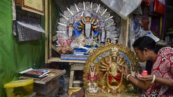 மேற்கு வங்கத்தில் திரிணாமுல்- பாஜக இடையே 'துர்கா பூஜை' யுத்தம்