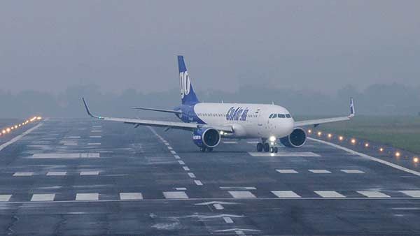 கன மழை.. வெள்ளத்தில் தத்தளிக்கும் மும்பை.. பல ரயில்கள், விமானங்கள் ரத்து