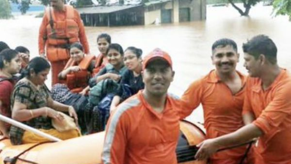 ரயிலிலிருந்து கையால் அள்ளம் அளவு தண்ணீர்.. 