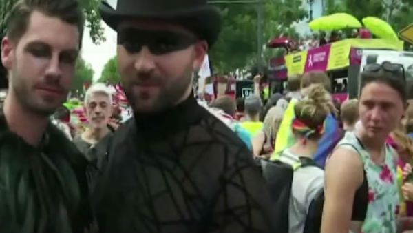 வாவ்... நச், நச் கலரில் ஓரினச் சேர்க்கை ஆதரவாளர்கள்... ஜெர்மனியில் பிரமாண்ட பேரணி