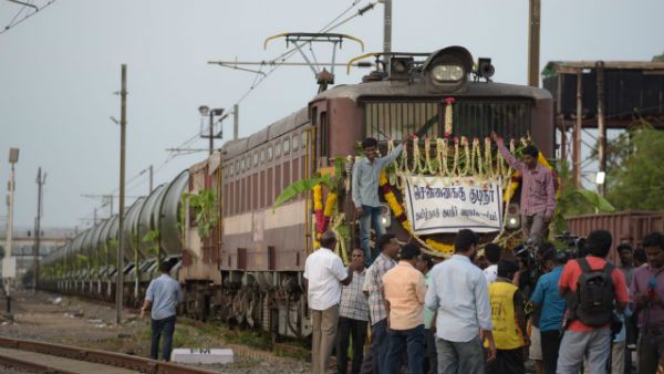 ஜோலார்பேட்டையிலிருந்து வந்தது முதல் ரயில் நீர்.. சென்னைவாசிகளின் இல்லம் தேடி வந்த காவிரி