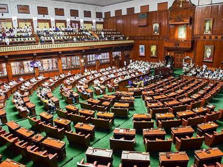 கர்நாடகாவில் புது திருப்பம்.. 14 முன்னாள் எம்எல்ஏக்களும் கட்சியிலிருந்து நீக்கம்.. காங்கிரஸ் அதிரடி