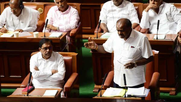 ராஜினமாவுக்கு முன்பு.. பின்பு.. குமாரசாமியின் தலைஎழுத்தை தீர்மானிக்கும் எம்எல்ஏக்கள் பலம் இதுதான்