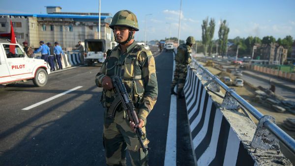 காஷ்மீர் : 35ஏ அரசியல் சட்டப் பிரிவை ரத்து செய்கிறது மத்திய அரசு... ராணுவ குவிப்பின் பின்னணி!