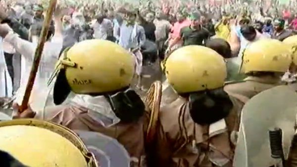 கேரளாவில் ரணகளம்... மாணவனுக்கு கத்தி குத்து... போராடியவர்கள் மீது கண்ணீர் புகை குண்டு வீச்சு