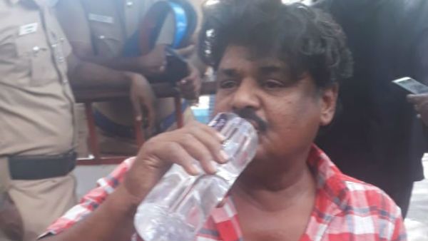 எழும்பூர் கோர்ட்டில் காத்து கிடக்கும் மன்சூரலிகான்.. முகிலனுக்கு ஆதரவு தெரிவிக்க முதல் நபராக வந்தார்