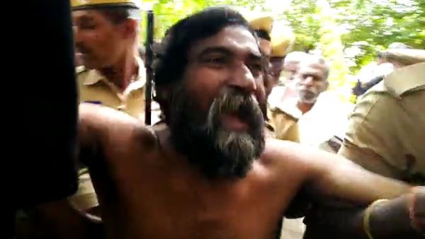 சட்டையை கழற்றி விட்டு கரூர் கோர்ட்டில் ஆஜரான முகிலன்.. கொல்ல முயல்வதாக பரபரப்பு புகார்