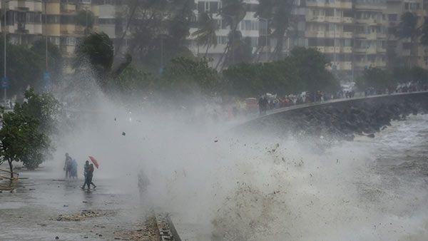 அடுத்தடுத்து மும்பை கடலில் வரப்போகுது ராட்சத அலைகள்.. வானிலை ஆய்வு மையம் வார்னிங்