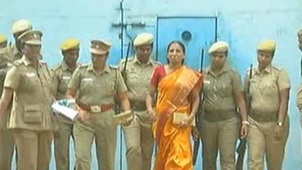 வேலூர் சிறையிலிருந்து பரோலில் வெளியே வந்தார் நளினி