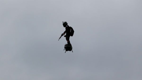 பிரான்ஸ் தேசிய தினம் கோலாகல கொண்டாட்டம்.. அந்தரத்தில் சீறிப்பாய்ந்த பறக்கும் சிப்பாய்