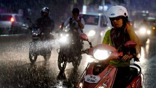 சென்னையில் நள்ளிரவில் மழை.. வெக்கை தணிந்து குளிர்ச்சி நிலவியதால் மக்கள் மகிழ்ச்சி!