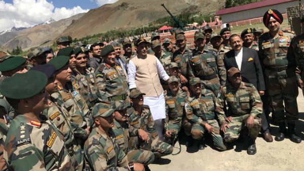 காஷ்மீரில் ராஜ்நாத் சிங்.. கார்கில் போரில் வீர மரணம் அடைந்தவர்களுக்கு அஞ்சலி