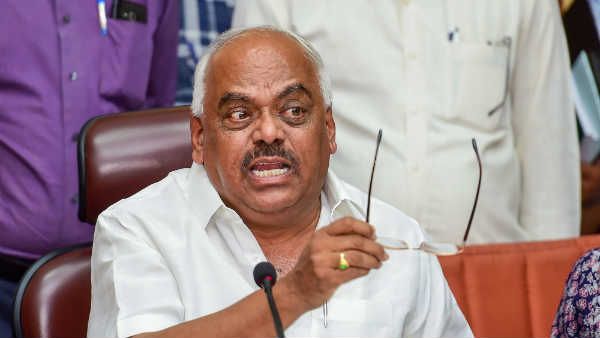 கர்நாடகாவில் திருப்பம்.. ஆட்டத்தை தொடங்கினார் சபாநாயகர்.. 3 அதிருப்தி எம்எல்ஏக்கள் தகுதி நீக்கம்