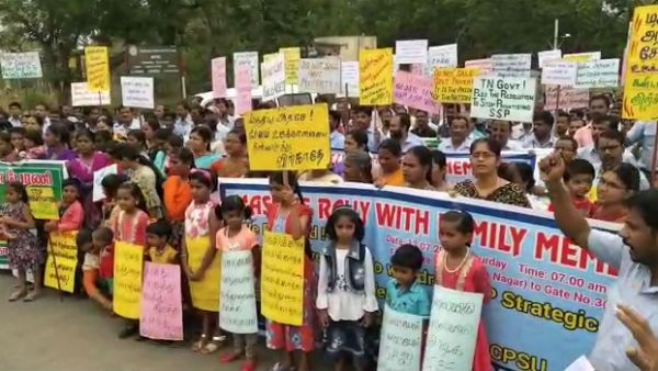 விஸ்வரூபம் எடுக்கிறது சேலம் உருக்காலை விவகாரம்.. குடும்பத்தோடு போராட்டத்தில் குதித்த தொழிலாளர்கள்