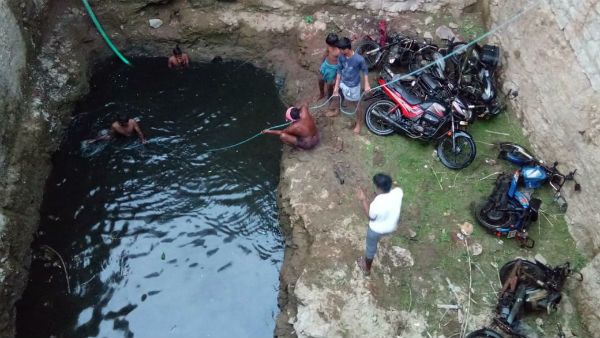 தோண்டத் தோண்ட வெளி வந்த பைக்குகள்.. பதற வைத்த செங்கோட்டை கிணறு