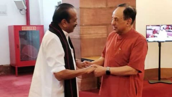 நாடாளுமன்றத்தில் வைகோவுக்கு ஓடோடி சென்று வாழ்த்து தெரிவித்த சு.சுவாமி!