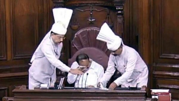 நேற்று, கர்நாடக சபாநாயகர் ரமேஷ் குமார்.. இன்று வெங்கையா நாயுடு.. கண்ணீர் விட்ட தலைவர்கள்