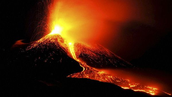 சிசிலி தீவில் வெடித்து சிதறிய மவுண்ட் எட்னா எரிமலை.. 2 முக்கிய விமான நிலையங்கள் மூடல்