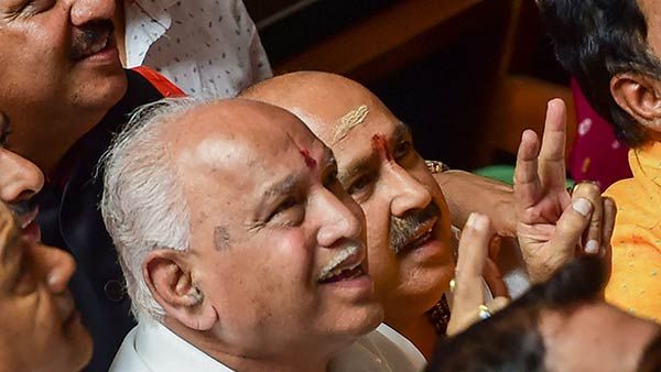 கர்நாடகாவில் ஜனநாயகப் படுகொலை.. கனத்த மவுனம் காக்கும் பக்கத்து வீட்டு 'பெரியார் மண்'