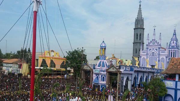 தூத்துக்குடி பனிமயமாதா ஆலய திருவிழா : மக்கள் வெள்ளத்தில் மிதந்து வந்த மாதா திரு உருவ சப்பரம் 