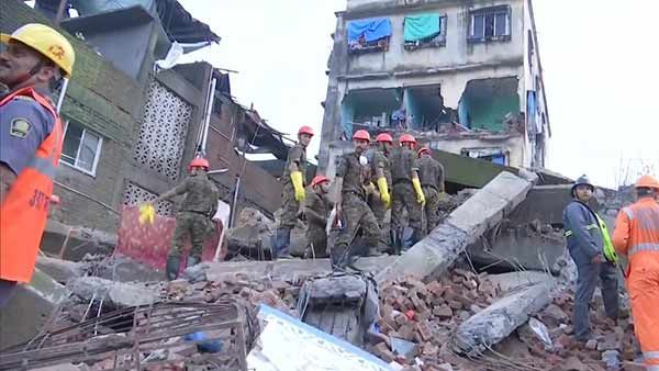 சிதிலமடைந்த 4 மாடி குடியிருப்பு.. விடுபட்ட பொருட்களை எடுக்கும் போது சரிந்த சோகம் .. 2 பேர் பலி