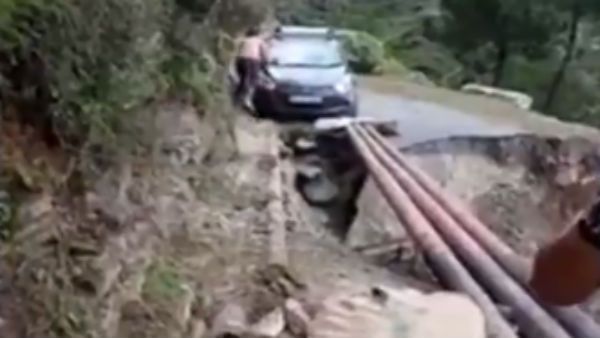 இந்த வீடியோ பாருங்க... 'கரணம் தப்பினால் மரணம்'. சேதமான மலைச்சாலையில் திக் திக்.. பாலத்தை கடந்த கார்