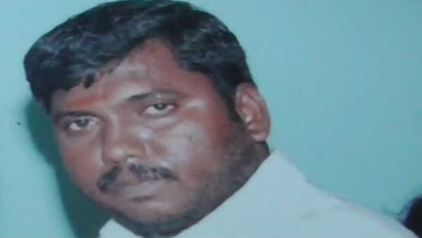 வேலூரில் பரபரப்பு.. தேர்தல் நாள் அதுவுமா.. அதிமுக பிரமுகர் கொடூரமாக வெட்டி கொலை