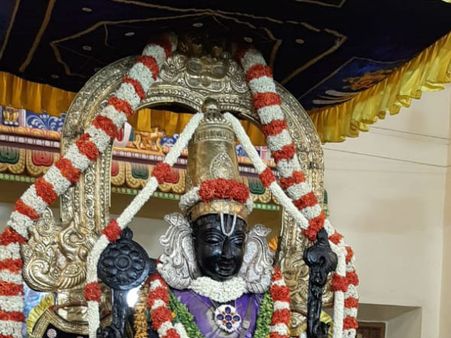 ஊதா பட்டில் அத்திவரதர்... நின்ற கோலத்தில் தரிசனம்- அலைமோதும் பக்தர்கள் கூட்டம்