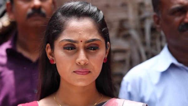 Ayudha Ezhuthu Serial: அநியாயமா இருக்கே... ஊருக்குள்ளே பள்ளிகூடம் கூடாதா?