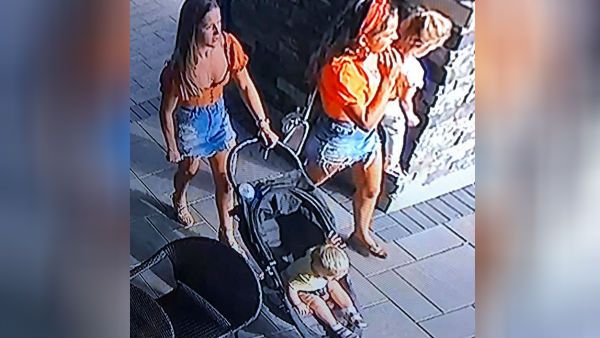 கடையில் குழந்தையை விட்டுவிட்டு அதை சுமந்து செல்லும் வண்டியை சாமர்த்தியமாக திருடிய பெண்கள்.. வீடியோ