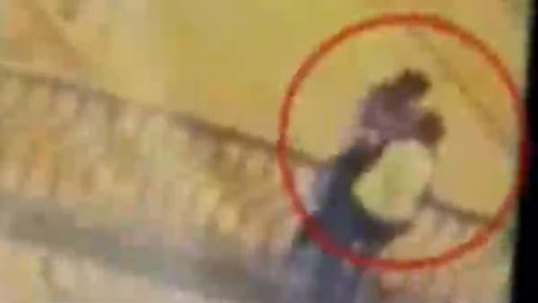 இறுக்கி கட்டி பிடித்து லிப் கிஸ்.. அடுத்த சில நொடிகளில் நேர்ந்த விபரீதம்.. துயரத்தில் முடிந்த இன்பம்