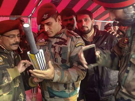 ராணுவத்தில் பணியை தொடங்கிய முதல்நாளே வைரல்.. டிரெண்டான லெப்டினன்ட் கர்னல் தோனியின் புகைப்படம்!