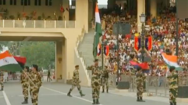 மெய்சிலிர்க்க வைக்கும் காட்சி.. தேசபக்தி முழக்கங்களுக்கு இடையே அட்டாரி எல்லையில் தேசிய கொடி இறக்கம்