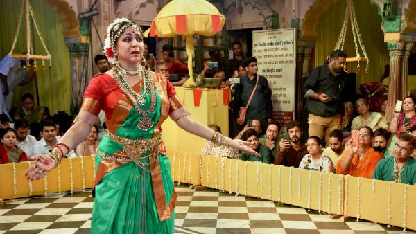 நலந்தானா.. நலந்தானா.. வளைந்து வெளிந்து வசீகரமாக ஆடிய ஹேமமாலினி!