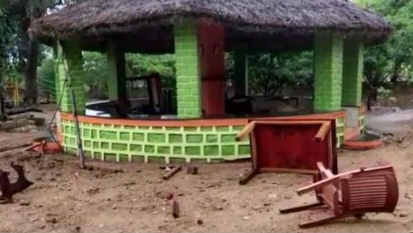 இயற்கை உபாதையை கழிக்க சென்றவரை தாக்கி கொன்ற ஒற்றை காட்டு யானை.. பீதியில் உறைந்த மக்கள்!