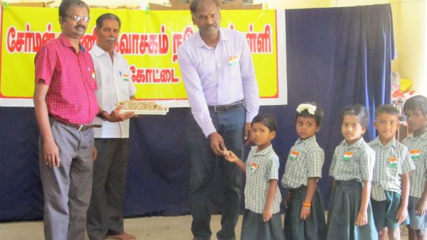 மகிழ்ச்சிகரமான சுதந்திர தினம்.. சாக்லெட்டுக்கு பதில் கடலை மிட்டாய்.. அசத்தல் பள்ளி!