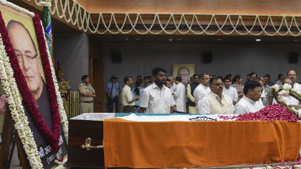 முன்னாள் அமைச்சர் அருண் ஜெட்லியின் உடல் டெல்லியில் தகனம் செய்யப்பட்டது.. முழு அரசு மரியாதை!