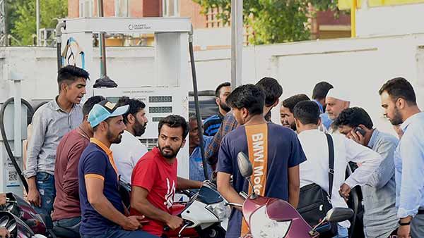 ஏதோ பெரிசா நடக்க போகுது.. அச்சத்தால் பெட்ரோல் பங்க், ஏடிஎம் மையங்களில் குவியும் காஷ்மீர் மக்கள்