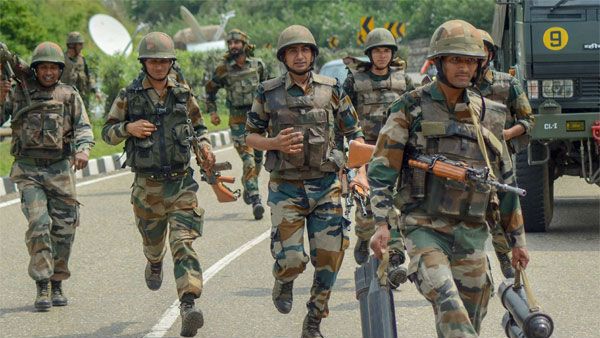 காஷ்மீரில் ஏதோ நடக்கப்போகுது.. பீதியில் மக்கள்.. கூடுதலாக 28 ஆயிரம் ராணுவ வீரர்கள் விரைகிறார்கள்