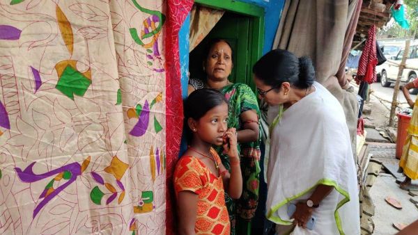 இருப்பது 400 பேரு.. வெறும் 2 டாய்லெட்தானா.. குடிசைப் பகுதிக்கு வந்து ஷாக் ஆன மமதா பானர்ஜி!