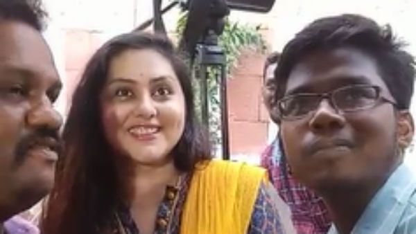 அத்திவரதரை பார்க்க நேரமாச்சு.. வழிவிடுங்க ப்ளீஸ்.. குடுகுடுன்னு ஓடிய நமீதா!