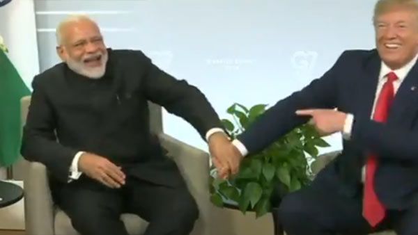 மோடியின் ஆங்கில பேச்சு பற்றி கமெண்ட் அடித்த ட்ரம்ப்.. கையை பிடித்து மோடி ஜாலி 'பளார்'.. வைரல் வீடியோ