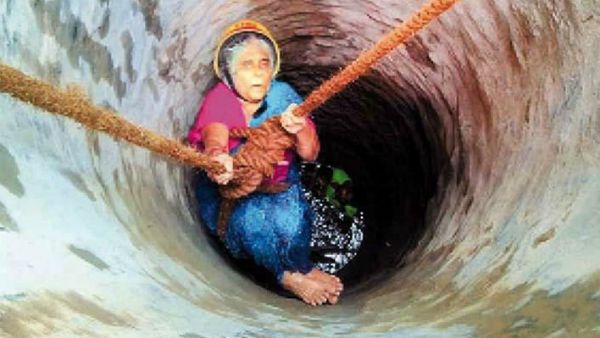 70 அடி ஆழ கிணற்றில் அலேக்காக மயங்கி விழுந்த சாந்தா பாட்டி.. கயிறு கட்டி பத்திரமாக மீட்ட வீரர்கள்!